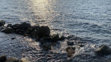 Kızıl Deniz kıyısındaki kayalar