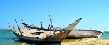 Tahta kapaklı bir tekne suyun üzerinde oturuyor. Gökyüzü clo. Yüksek kalite fotoğraf