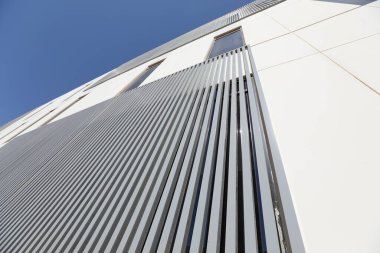 Tahtalarla alüminyum bina cephesi. Yüksek kalite fotoğraf