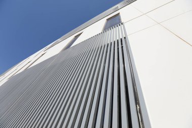 Tahtalarla alüminyum bina cephesi. Yüksek kalite fotoğraf