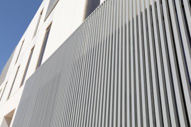 Tahtalarla alüminyum bina cephesi. Yüksek kalite fotoğraf