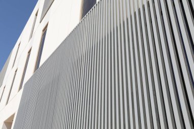 Tahtalarla alüminyum bina cephesi. Yüksek kalite fotoğraf