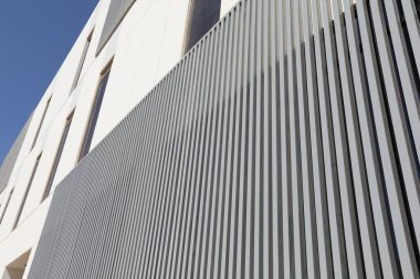 Tahtalarla alüminyum bina cephesi. Yüksek kalite fotoğraf