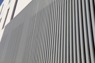 Tahtalarla alüminyum bina cephesi. Yüksek kalite fotoğraf
