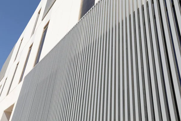 Tahtalarla alüminyum bina cephesi. Yüksek kalite fotoğraf