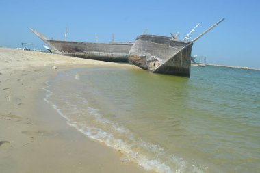 Eski, kırık bir tekne denize bakıyor. Umut yavaş yavaş onunla ölür. Sisli bir gelecek. Barguzin Körfezi. Baykal. Yüksek kalite fotoğraf