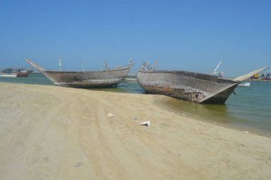 Eski, kırık bir tekne denize bakıyor. Umut yavaş yavaş onunla ölür. Sisli bir gelecek. Barguzin Körfezi. Baykal. Yüksek kalite fotoğraf