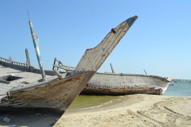 Eski ve renkli ahşap kaplama, çatallı ve ahşap desenli eski tablo, modern soyut resme benzeyen fotografik arkaplan. Yüksek kalite fotoğraf