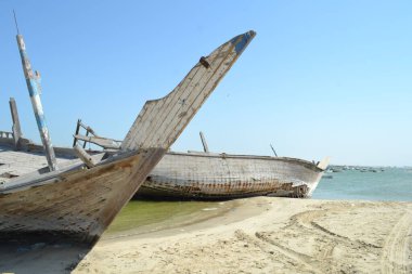 Eski ve renkli ahşap kaplama, çatallı ve ahşap desenli eski tablo, modern soyut resme benzeyen fotografik arkaplan. Yüksek kalite fotoğraf