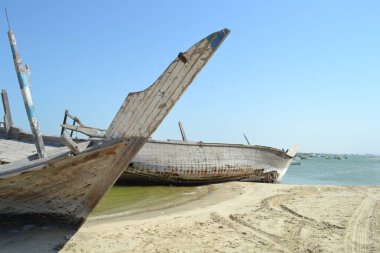 Eski ve renkli ahşap kaplama, çatallı ve ahşap desenli eski tablo, modern soyut resme benzeyen fotografik arkaplan. Yüksek kalite fotoğraf