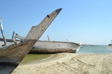 Eski ve renkli ahşap kaplama, çatallı ve ahşap desenli eski tablo, modern soyut resme benzeyen fotografik arkaplan. Yüksek kalite fotoğraf