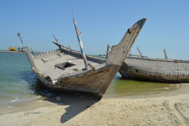 Eski ve renkli ahşap kaplama, çatallı ve ahşap desenli eski tablo, modern soyut resme benzeyen fotografik arkaplan. Yüksek kalite fotoğraf