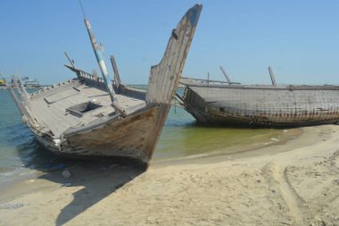 Eski ve renkli ahşap kaplama, çatallı ve ahşap desenli eski tablo, modern soyut resme benzeyen fotografik arkaplan. Yüksek kalite fotoğraf