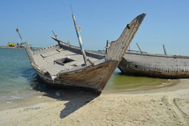 Eski ve renkli ahşap kaplama, çatallı ve ahşap desenli eski tablo, modern soyut resme benzeyen fotografik arkaplan. Yüksek kalite fotoğraf
