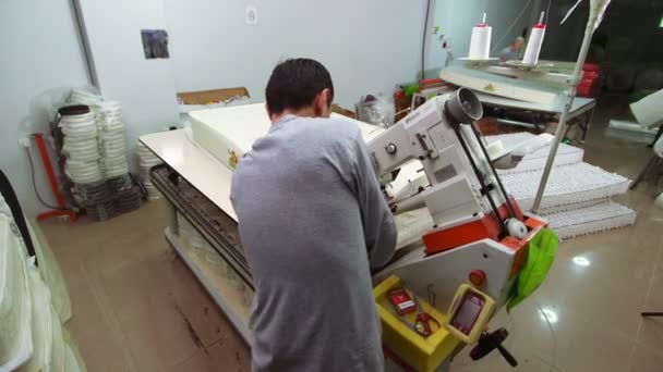 Trabajador uso máquina de coser especializada — Vídeo de stock