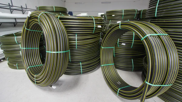 elektrik kablolarının büyük makaralar