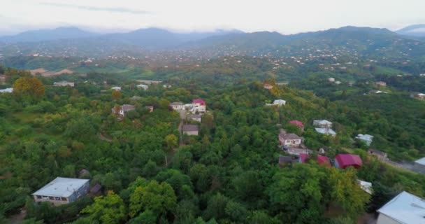 Vliegen over bergdorp in Adzjarië (Georgia) — Stockvideo