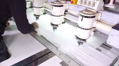 iş yerinde makine nakış 