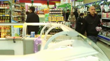 İnsanlar süpermarketten alışveriş yapıyor.