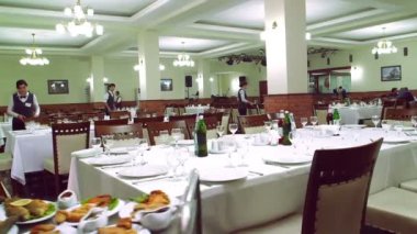 sofra hizmet veren garsonlar