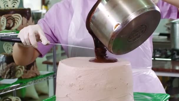 Trabajador decoración de pasteles — Vídeo de stock