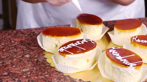 Trabajador decoración de pasteles — Vídeos de Stock