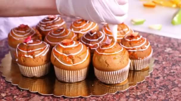 Trabalhador decoração pastelaria — Vídeo de Stock