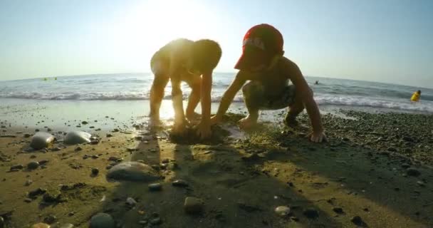 Bambini che giocano in una sabbia — Video Stock