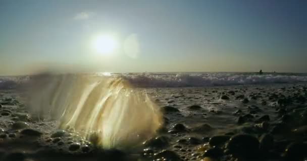 Хвилі на гальковому пляжі — стокове відео
