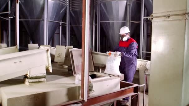 Dělník v továrně skladu krmiva. — Stock video