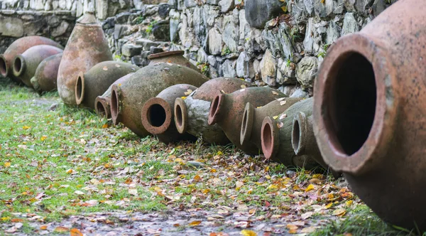 Gamla traditionella georgiska kannor — Stockfoto