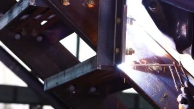 Kaynakçı metal sektöründe iş başında