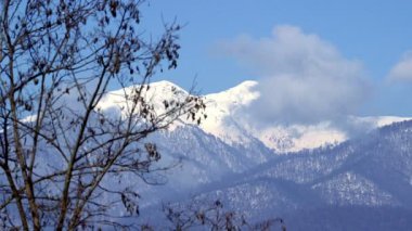 dağ mavi gökyüzü altında
