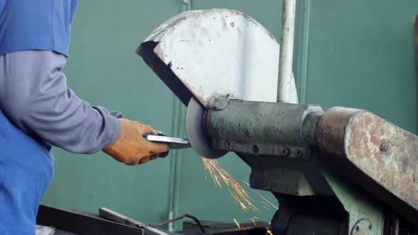 Worker grinding steel — Stock Video