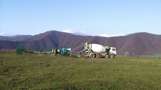 Concreto mezclador camión vista trasera — Vídeos de Stock