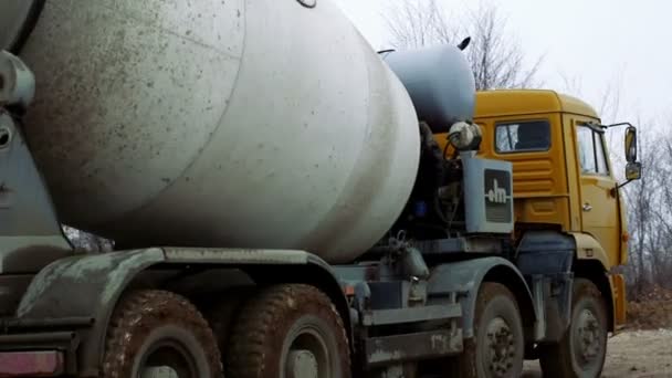 Concrete mixer truck rear view — Stock Video