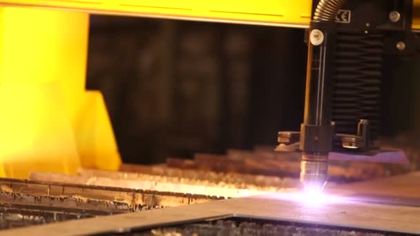 Plazmové řezání ocelové desky — Stock video