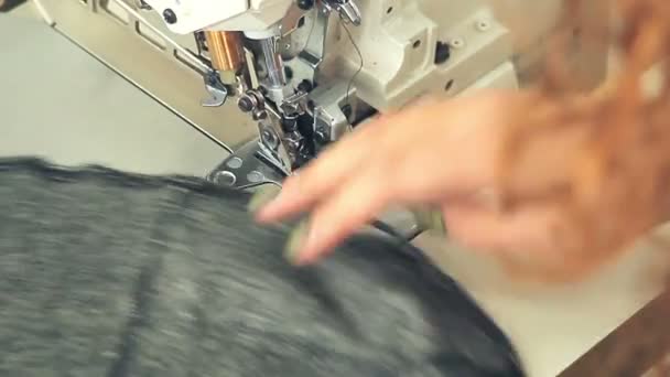 Женщина, шьющая хлопок швейной машинкой — стоковое видео