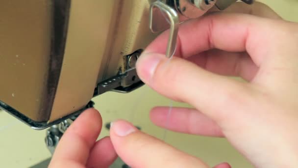 Швачка, що працює зі швейною машинкою — стокове відео