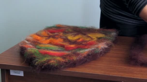 Женщина вязала шерстяное одеяло — стоковое видео