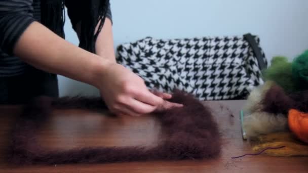 Woman knitting wool blanket — Stock Video