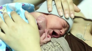 Anne onun yeni doğan Bebek Bakımı