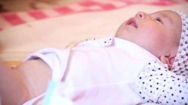 Anne onun yeni doğan Bebek Bakımı