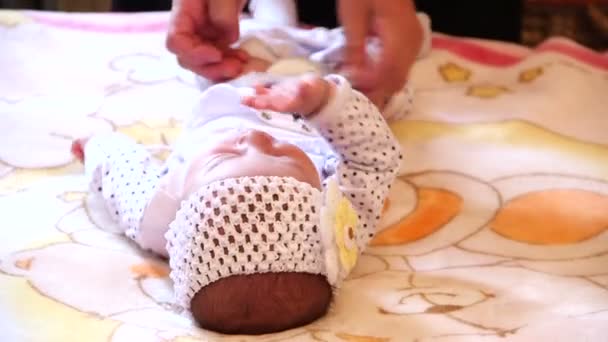 Мать заботится о своем новорожденном ребенке — стоковое видео