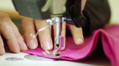 Dikiş dikiş makinesi üzerinde