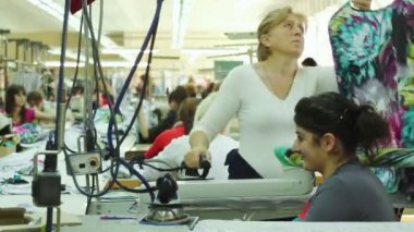 bir dikiş atölyede çalışan kadınlar