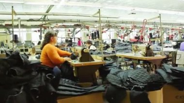 bir dikiş atölyede çalışan kadınlar