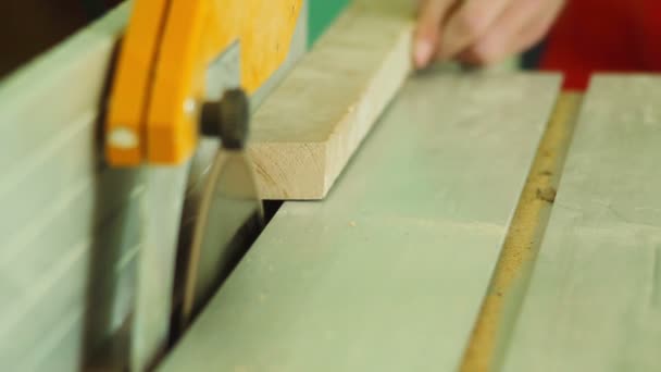 Sierra eléctrica cortando algunas tablas de madera — Vídeo de stock