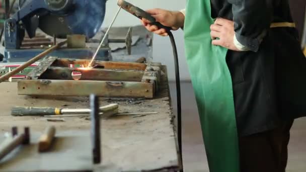 Hombre soldando un acero en una línea de producción, en una fábrica — Vídeos de Stock