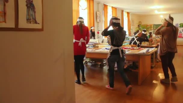 Donne che lavorano in un laboratorio di cucito — Video Stock